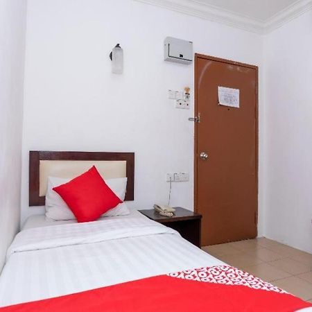 Super Oyo 1114 Neo Pegasus Hotel Сегамат Екстериор снимка
