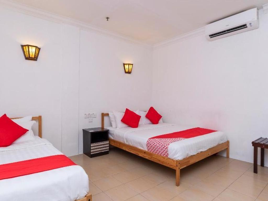 Super Oyo 1114 Neo Pegasus Hotel Сегамат Екстериор снимка