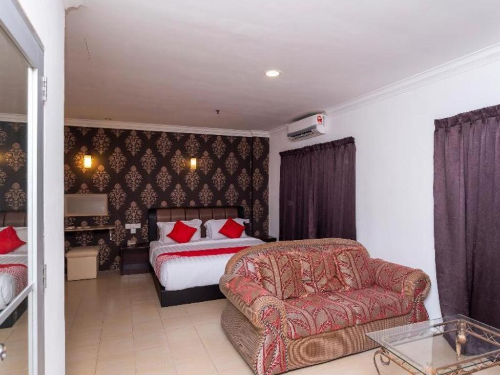 Super Oyo 1114 Neo Pegasus Hotel Сегамат Екстериор снимка