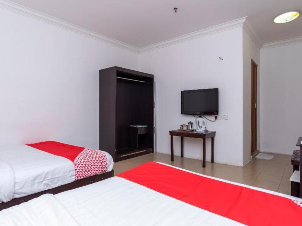 Super Oyo 1114 Neo Pegasus Hotel Сегамат Екстериор снимка