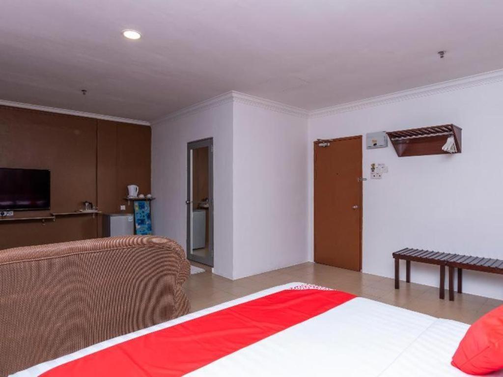 Super Oyo 1114 Neo Pegasus Hotel Сегамат Екстериор снимка