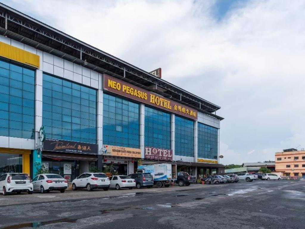 Super Oyo 1114 Neo Pegasus Hotel Сегамат Екстериор снимка