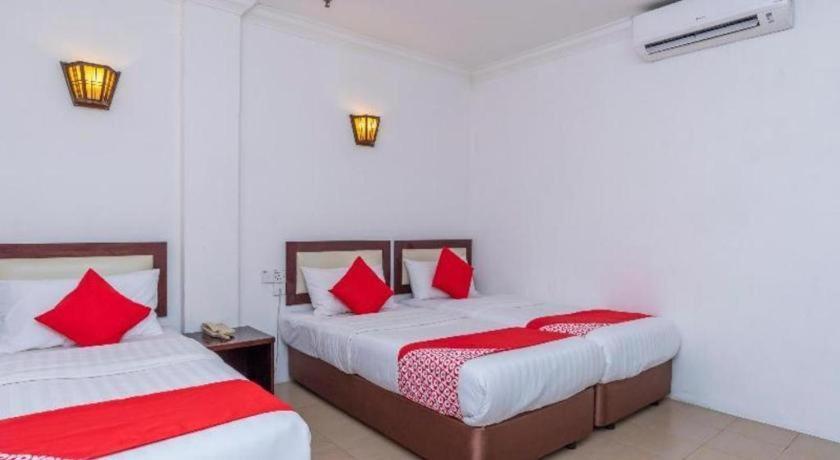 Super Oyo 1114 Neo Pegasus Hotel Сегамат Екстериор снимка