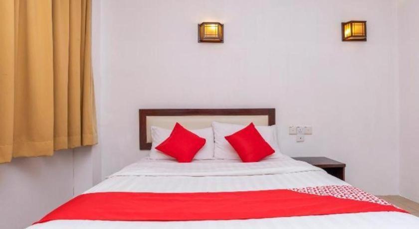 Super Oyo 1114 Neo Pegasus Hotel Сегамат Екстериор снимка