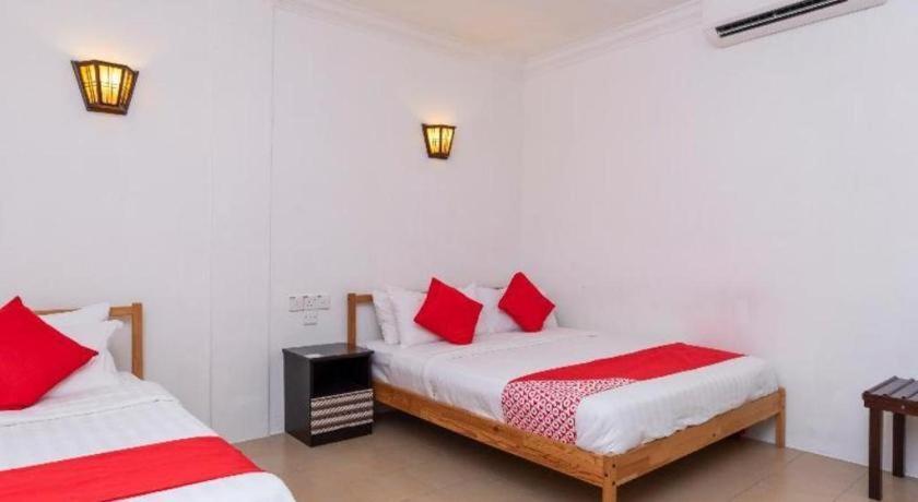 Super Oyo 1114 Neo Pegasus Hotel Сегамат Екстериор снимка