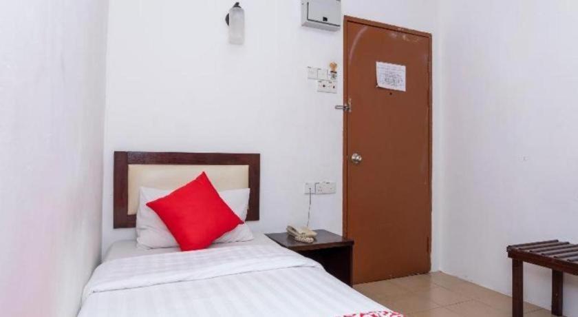 Super Oyo 1114 Neo Pegasus Hotel Сегамат Екстериор снимка
