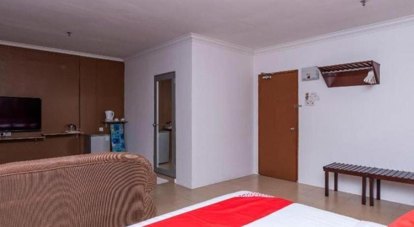 Super Oyo 1114 Neo Pegasus Hotel Сегамат Екстериор снимка