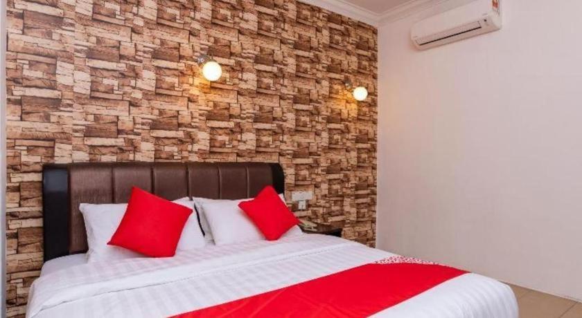 Super Oyo 1114 Neo Pegasus Hotel Сегамат Екстериор снимка