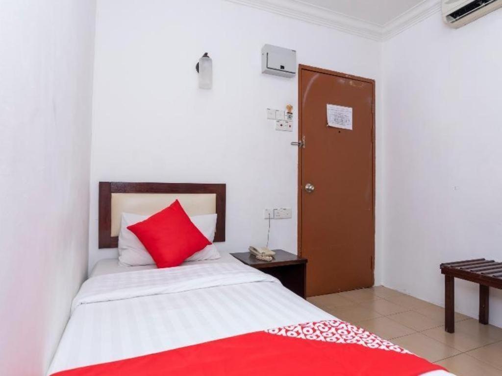 Super Oyo 1114 Neo Pegasus Hotel Сегамат Екстериор снимка