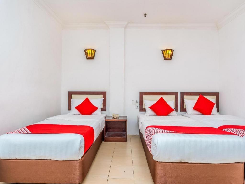 Super Oyo 1114 Neo Pegasus Hotel Сегамат Екстериор снимка