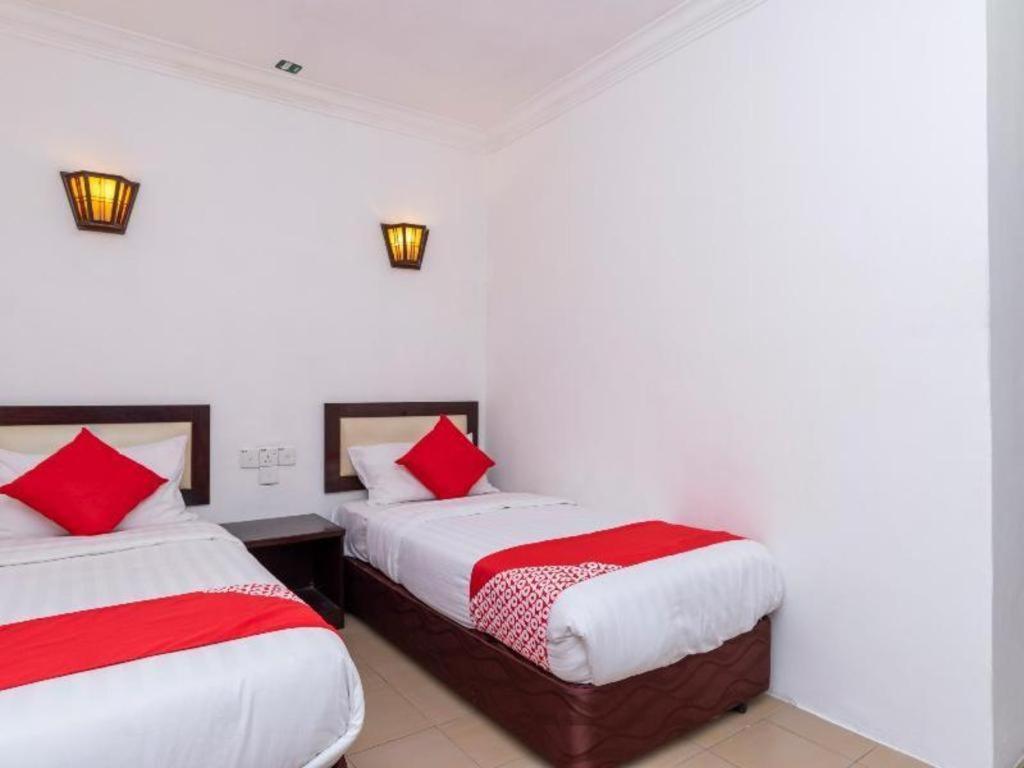 Super Oyo 1114 Neo Pegasus Hotel Сегамат Екстериор снимка