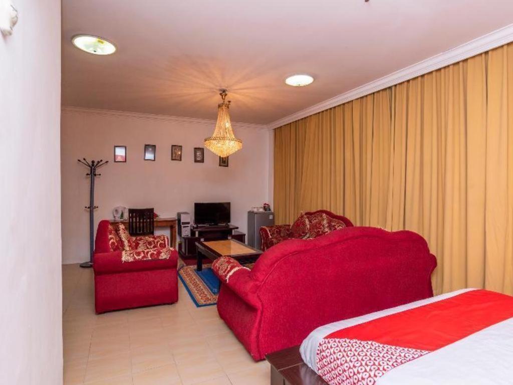 Super Oyo 1114 Neo Pegasus Hotel Сегамат Екстериор снимка