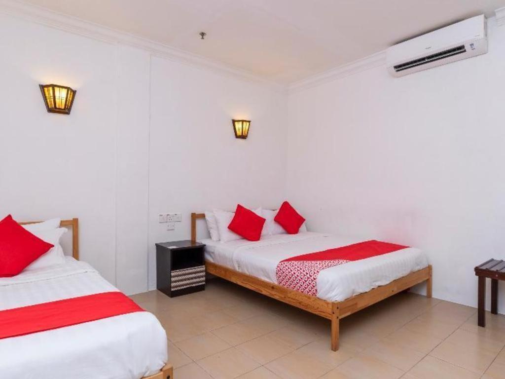 Super Oyo 1114 Neo Pegasus Hotel Сегамат Екстериор снимка
