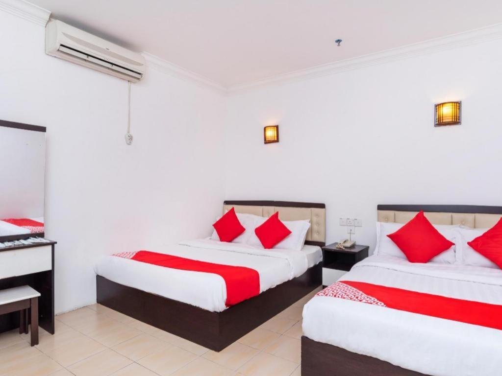 Super Oyo 1114 Neo Pegasus Hotel Сегамат Екстериор снимка