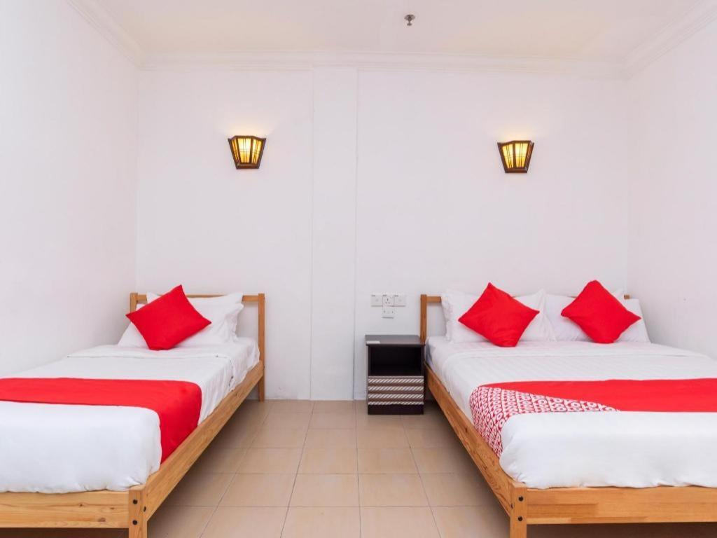 Super Oyo 1114 Neo Pegasus Hotel Сегамат Екстериор снимка